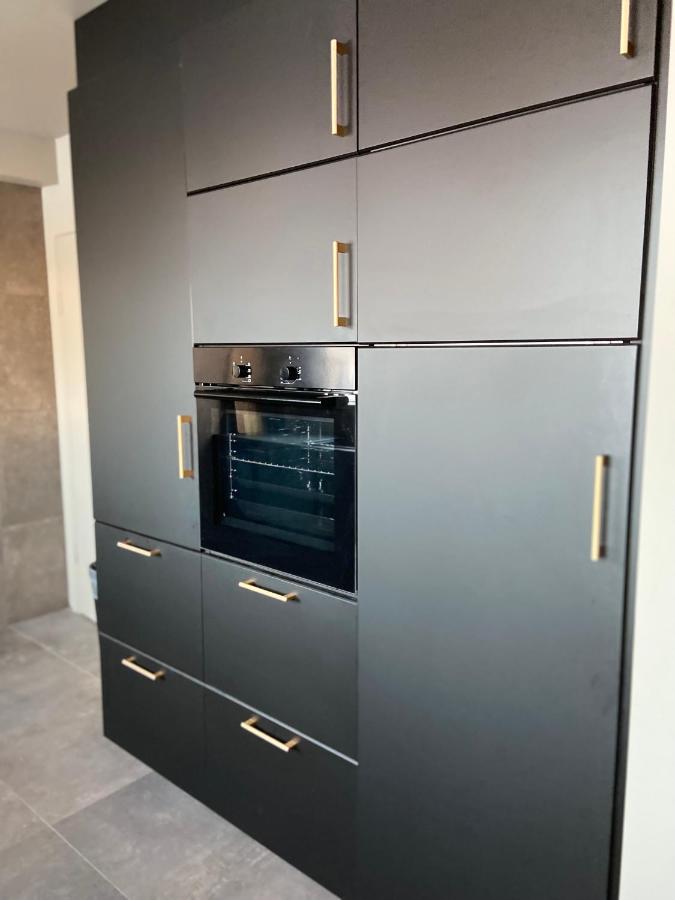 آكيورِيْري Perfectly Located 3 Bedroom Design Apartment المظهر الخارجي الصورة