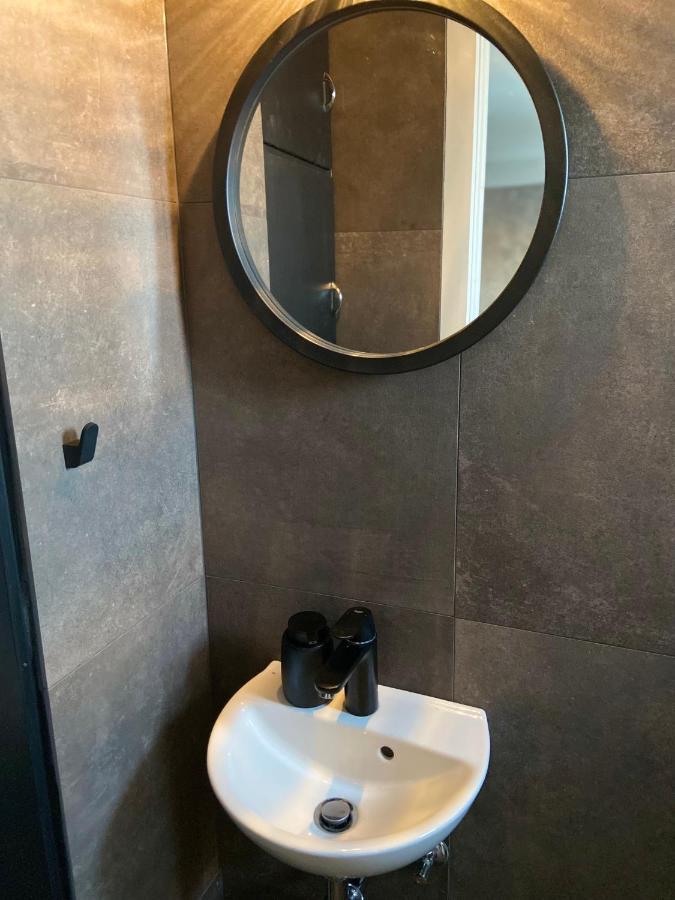 آكيورِيْري Perfectly Located 3 Bedroom Design Apartment المظهر الخارجي الصورة